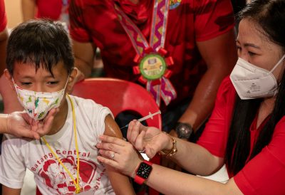 A student receives a dose of the Pfizer COVID-19 vaccine at a school in San Juan City, Philippines, 22 August 22 2022 (Photo: Reuters/Eloisa Lope)