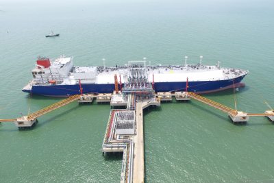 2017년 7월 10일 중국 베이하이에서 SINOPEC LNG 프로젝트를 위해 LNG를 인도하는 LNG 운반선 CESI BEIHAI (Photo: Reuters/Eastern Image) 