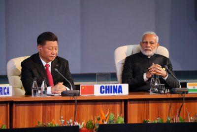 نارندرا مودی، نخست وزیر هند و شی جین پینگ، رئیس جمهور چین، در اجلاس بریکس در ژوهانسبورگ، آفریقای جنوبی در 27 ژوئیه 2018 شرکت می کنند (عکس: رویترز/مایک هاچینگس).