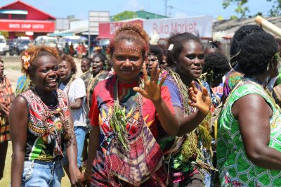 رای دهنده ای از صلاح در بازار بوکا، بوگنویل، پاپوآ گینه نو، 30 نوامبر 2019 (کمیسیون همه پرسی بوگنویل/جرمی میلر/هندس از طریق رویترز کانکت) دیده می شود.