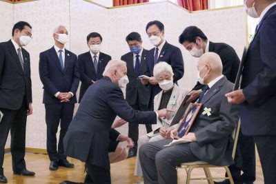 جو بایدن، رئیس جمهور ایالات متحده، با اعضای خانواده ژاپنی ربوده شده توسط کره شمالی با فومیو کیشیدا، نخست وزیر ژاپن، در مهمانسرای دولتی آکاساکا در توکیو، ژاپن، 23 مه 2022 (عکس: رویترز/ دفتر امور عمومی کابینه ژاپن) ملاقات می کند.