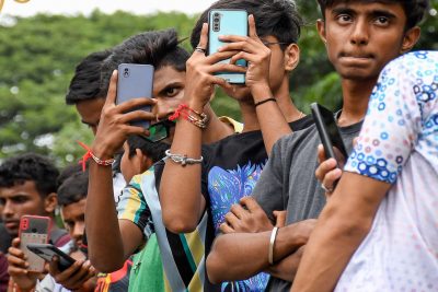 جوانان در 21 اوت 2022 در بمبئی با تلفن های هوشمند خود عکس و فیلم می گیرند (عکس از آشیش وایشناو/SOPA Images/Sipa USA).