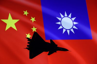 در این عکس 6 اوت 2022، هواپیما در مقابل پرچم های چین و تایوان دیده می شود (تصویر: رویترز/دادو روویچ).
