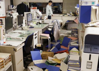 2021年2月13日に日本の広野を襲った強い地震の後、ファイルフォルダーやその他のアイテムが広野市役所の床に散らばっています（写真：ロイター/京都）。 