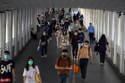 افرادی که از ماسک صورت به عنوان راهی برای جلوگیری از گسترش بیماری کروناویروس (COVID-19) استفاده می کنند، در ایستگاه قطار بانکوک، تایلند، 7 ژانویه 2021 (عکس: رویترز/ آتیت پراوونگماتا) دیده می شوند.