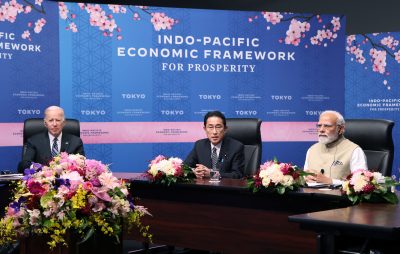 ジョー・バイデン米大統領、日本の岸田文夫首相、インドのナレンドラ・モディ首相が、2022年5月23日に東京で開催されたインド太平洋経済枠組のキックオフイベントに出席した（写真：ロイター/読売新聞）。