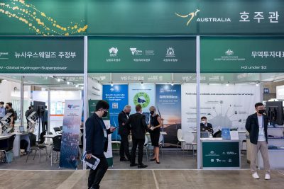 بازدیدکنندگان به غرفه نمایشگاهی که توسط استرالیا در طول H2 MEET 2022 در گویانگ، کره جنوبی در 31 اوت 2022 به نمایش گذاشته شده بود نگاه می کنند (عکس: رویترز/کریس جونگ)