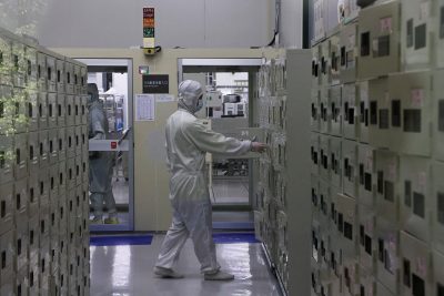 A member of staff at a lab at the Taiwan Semiconductor Research Institute (TSRI) at Hsinchu Science Park in Taiwan, 16 September 2022 (Photo: Reuters/Ann Wang)