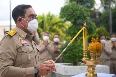 2022 年 10 月 3 日、タイのバンコクにある内務省の神社で祈祷を行うタイのプラユット チャンオチャ首相 (写真: Reuters/Shalin Thirasupa)。