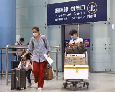 海外からの観光客は、2022 年 10 月 11 日に大阪府の関西空港に到着します。日本は、打撃を受けた観光部門を後押しすることを期待して、COVID-19 の国境制限を大幅に緩和しました。  （写真：京都）