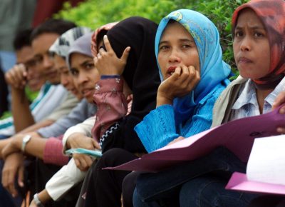 زنان آچه برای درخواست شغل معلمی در آچه بسار، در استان دورافتاده آچه اندونزی صف می‌کشند.  (عکس: رویترز/ ترمیزی هاروا)