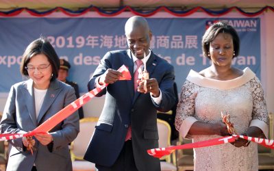 Taiwan's President Tsai Ing-wen, Haiti's former president Jovenel Moise and former first lady Marie Etienne Joseph cut the ribbon of an exhibition of Taiwanese products in Port-au-Prince, Haiti 13 July, 2019 (Photo: Reuters/Andres Martinez Casares).
