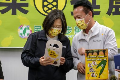 台湾の蔡英文総統 (左)、民主進歩党 (DPP) 事務所での記者会見で。 中国が 2021 年に台湾産パイナップルの輸出を禁止したことを受けて、台湾政府は自国産パイナップルをベースにした地元の製品を宣伝しました。2021 年 3 月 3 日、台湾台北市 (写真: ロイター)。