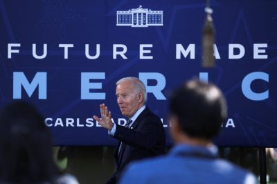 US President Joe Biden visits Viasat Inc., a technology company that will benefit from the passage of the CHIPS and Science Act, in Carlsbad, California, US, November 4, 2022 (Photo: Reuters/Mike Blake).