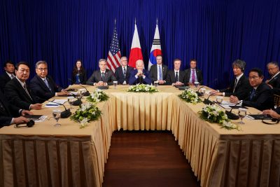 ジョー・バイデン米大統領が2022年11月13日、カンボジアのプノンペンで岸田文夫日本首相、ユン・ソクヨル韓国大統領と3者会談を行っている(Photo: Reuters/Kevin Lamarque)。