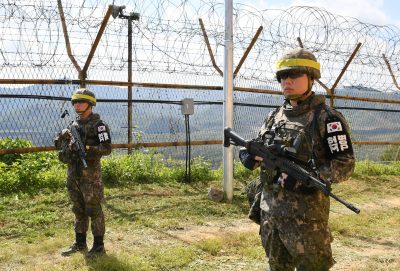 South Korean soldiers stand guard while removing landmines inside of the Demilitarized Zone (DMZ) on 2 October 2018 in Cheorwon, South Korea. (Photo: Reuters/ Song Kyung-Seok)