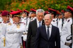 German Chancellor Olaf Scholz is received with military honors by Singapore's Prime Minister Lee Hsien Loong, Singapore, 14 November 2022 (Photo: Reuters).