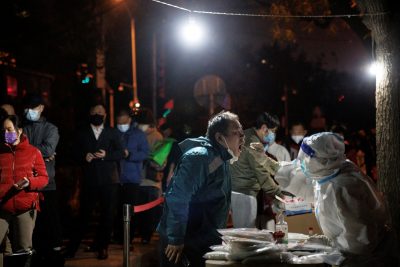 Un homme subit des tests sur écouvillon dans une station de test temporaire alors que les flambées de la maladie à coronavirus (COVID-19) se poursuivent à Pékin, en Chine, le 14 novembre 2022. (Photo : Reuters/Thomas Peter).