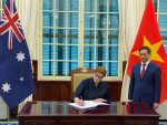 Former Australian Foreign Minister Marise Payne signs on the guesstbook before her meeting with Vietnam's Foreign Minister Bui Thanh Son in his office in Hanoi, Vietnam, 9 November 2021. (Photo: Reuters/Thinh Tien Nguyen)