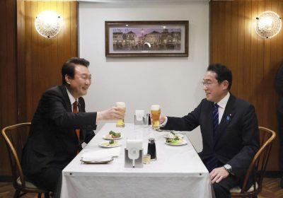 윤석열 한국 대통령이 2023년 3월 16일 일본 도쿄 긴자에 있는 일본식 양식 전문점 링가티에서 기시다 후미오 일본 총리와 회담 중 건배하고 있다. 사진: REUTERS/PR Office Cabinet of Japan / Kyodo).