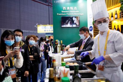 2020年11月6日、中国上海で開かれた第3回中国国際輸入博覧会（CIIE）のオーストラリア食品ブースでシェフがオーストラリアロブスターを調理しています。  （著作権：Reuters / Aly Song