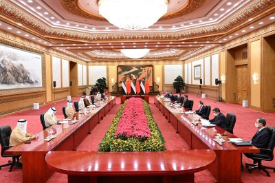 ولي عهد أبوظبي ونائب القائد الأعلى للقوات المسلحة الشيخ محمد بن زايد يلتقي بالرئيس الصيني شي جين بينغ في بكين ، الصين ، 5 فبراير 2022 (الصورة: Eyepress Media Limited via Reuters).