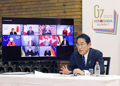 기시다 후미오 일본 총리가 2023년 2월 24일 러시아의 우크라이나 침공 1주년을 맞아 일본 도쿄 관저에서 G7 정상 등과 온라인 회의를 주재하고 있다. (Photo: REUTERS/Japan Cabinet 홍보실/교도) .