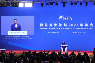 アンワル・イブラヒム・マレーシア首相が2023年3月30日、中国の高南省ボアオで開かれたボアオアジアフォーラム2023年次会の開幕式で演説している（写真：ロイター/チャイナデイリー）。