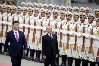 El presidente chino, Xi Jinping, y el rey camboyano, Norodom Sihamoni, revisan una guardia de honor durante una ceremonia de bienvenida frente al Gran Salón del Pueblo, Beijing, China, el 3 de junio de 2016 (Foto: REUTERS/Jason Lee).