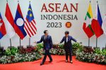 Indonesian Foreign Minister Retno Marsudi welcomes Vietnam's Minister of Foreign Affairs Bui Thanh Son for the 32nd ASEAN Coordinating Council (ACC) Meeting at the ASEAN Secretariat in Jakarta, Indonesia, 3 February 2023 (Photo: Reuters/Willy Kurniawan).