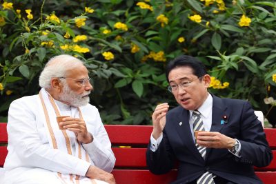 기시다 후미오 일본 총리와 나렌드라 모디 인도 총리가 2023년 3월 20일 기시다의 인도 국빈 방문 기간 동안 델리의 붓다 자얀티 공원을 둘러보고 있다(사진: Post/EYEPRESS via Reuters).