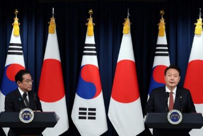 윤석열 한국 대통령이 2023년 5월 8일 한국 서울에서 기시다 후미오 일본 총리와 악수하고 있다 (사진: 로이터)