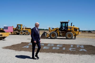 美国总统乔·拜登出席 2022 年 9 月 9 日在美国俄亥俄州新奥尔巴尼举行的英特尔新半导体工厂的开业典礼（照片：REUTERS/Joshua Roberts）。
