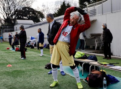 이시다 고조(82)가 2023년 2월 8일 일본 도쿄에서 열리는 SFL(Soccer For Life) 80 개막전을 위한 프리시즌 훈련 경기 전에 스트레칭을 하고 있다. (Photo: REUTERS/김경훈).