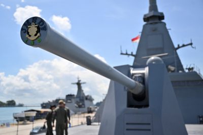 2023年5月4日、シンガポールで開催される海上防衛展示会「IMDEX Asia 2023」で軍艦展示中にチャンギ海軍基地に停泊中の海上自衛隊の軍艦「くまの」（写真：ロイター/キャロライン・シア）。