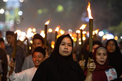 Umat ​​Islam memegang obor dan menyanyikan lagu Islami menyambut Tahun Baru Islam di Jakarta, Indonesia, 18 Juli 2023 (Foto: Reuters/Afriadi Hikmal).