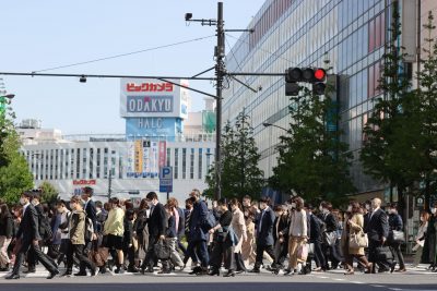 2021年4月26日、東京の新宿駅付近を歩く通勤客たち（写真：ロイター/読売新聞）。