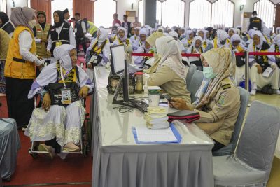 Des fonctionnaires assistent les pèlerins musulmans avec des contrôles médicaux avant leur départ pour le pèlerinage annuel du hajj, Indonésie, 23 mai 2023. (Photo : Reuters)