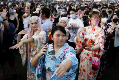 2022年7月16日、マレーシアのセランゴール州シャーアラムで行われた日本の盆踊り大会で踊るマレーシア人とマレーシア在住の日本人（写真：REUTERS/Hasnoor Hussein）。