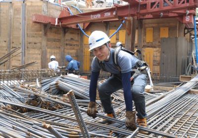 建設現場で働くベトナム人労働者、東京、2023年6月15日（写真：ロイター/須藤奈々子）。