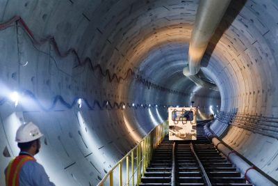 2022년 9월 20일 인도네시아 자카르타의 지하 MRT(Mass Rapid Transit System) 터널 근처에 건설 노동자가 서 있습니다. (사진: Reuters/Ajing Dinar Ulviana)
