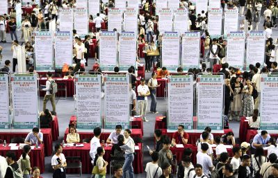 2023年9月4日、中国安徽省合肥市の体育館で大卒者向けの就職説明会に参加する人々（写真：ロイター/チャイナデイリー）。