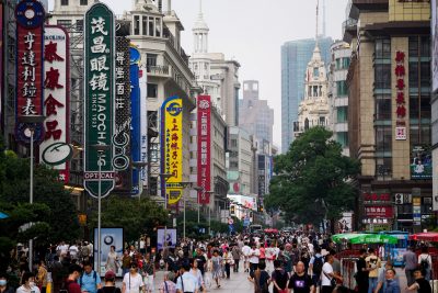 Люди идут по пешеходной улице Нанкина, крупному торговому району, в честь празднования Национального дня в Шанхае, Китай, 26 сентября 2023 года (Фото: Reuters/Ali Song).
