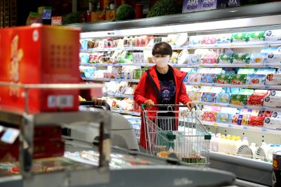 Les clients font leurs achats dans un supermarché du district de Lianyun, dans la ville de Lianyungang, province de Jiangsu, en Chine orientale, le 11 mai 2023 (photo : Reuters/CFOTO/Sipa USA).