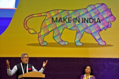マイクロン最高経営責任者（CEO）Sanjay Mehrotraは、2023年7月28日にインドのガンディナガルで開催されたインドの年次半導体会議「SemiconIndia 2023」で聴衆に演説しています。  （写真：Reuters / Amit Dave）