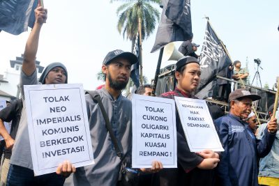 A number of demonstrators who are members of the West Java Ulama, Figures and Advocates (FUTA) forum, Indonesia hold protest posters while holding an action to defend the rights of Rempang residents in front of Gedung Sate, Bandung City, West Java, Indonesia on 19 September 2023 (Photo: Reuters/Ryan Suherlan).