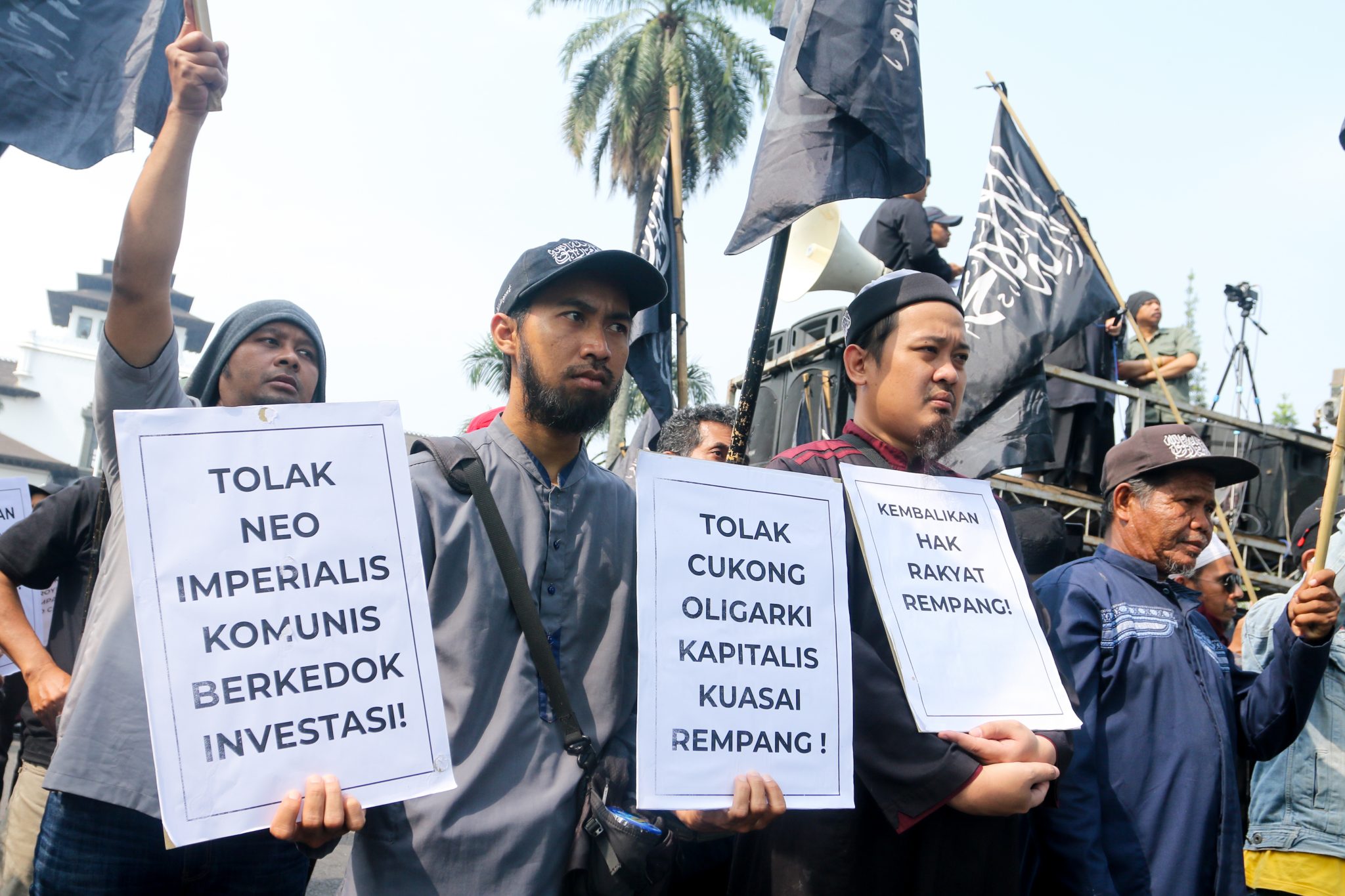 Perebutan hak atas tanah di Pulau Rembang, Indonesia