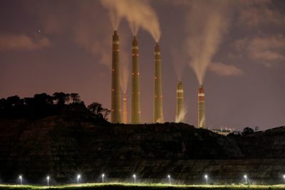 Elektrownia węglowa należąca do Indonesia Power obok terenu budowy elektrowni parowej opalanej węglem Java 9 i 10 w Suralaya, indonezyjska prowincja Banten, 11 lipca 2020 r. (Fot.: Reuters/Willy Kurniawan).