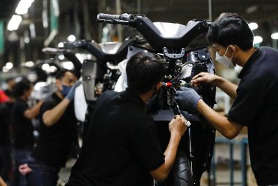 Para pekerja bekerja di jalur perakitan sepeda motor listrik di pabrik United E-Motor di Bogor, dekat Jakarta, Indonesia, 25 Agustus 2022 (Foto: Reuters/Ajeng Dinar Ulfiana).