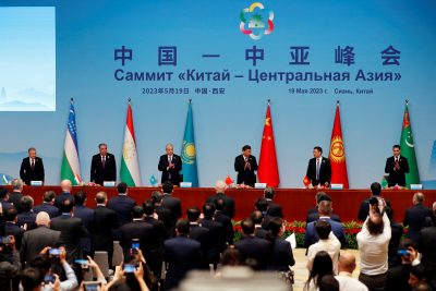 中国の習近平国家主席、カザフスタンのカシムジョマルト・トカエフ大統領、キルギスタンのサディル・ジャパロフ大統領、タジキスタンのエモマリ・ラフモン大統領、トルクメニスタンのセルダル・ベルディムハメドフ大統領、ウズベキスタンのシャフカト・ミルジヨエフ大統領が陝西省西安での中国・中央アジア首脳会議の共同記者会見に到着。中国、2023年5月19日（写真：ロイター/フローレンス・ロー/プール）。